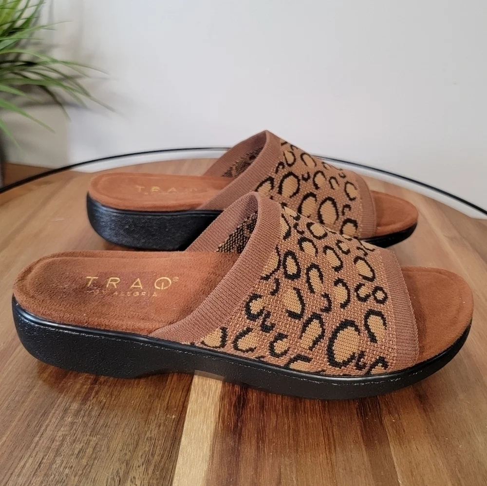 Traq by Alegria Leopard Knit Slide Sandals Comfy Size 36